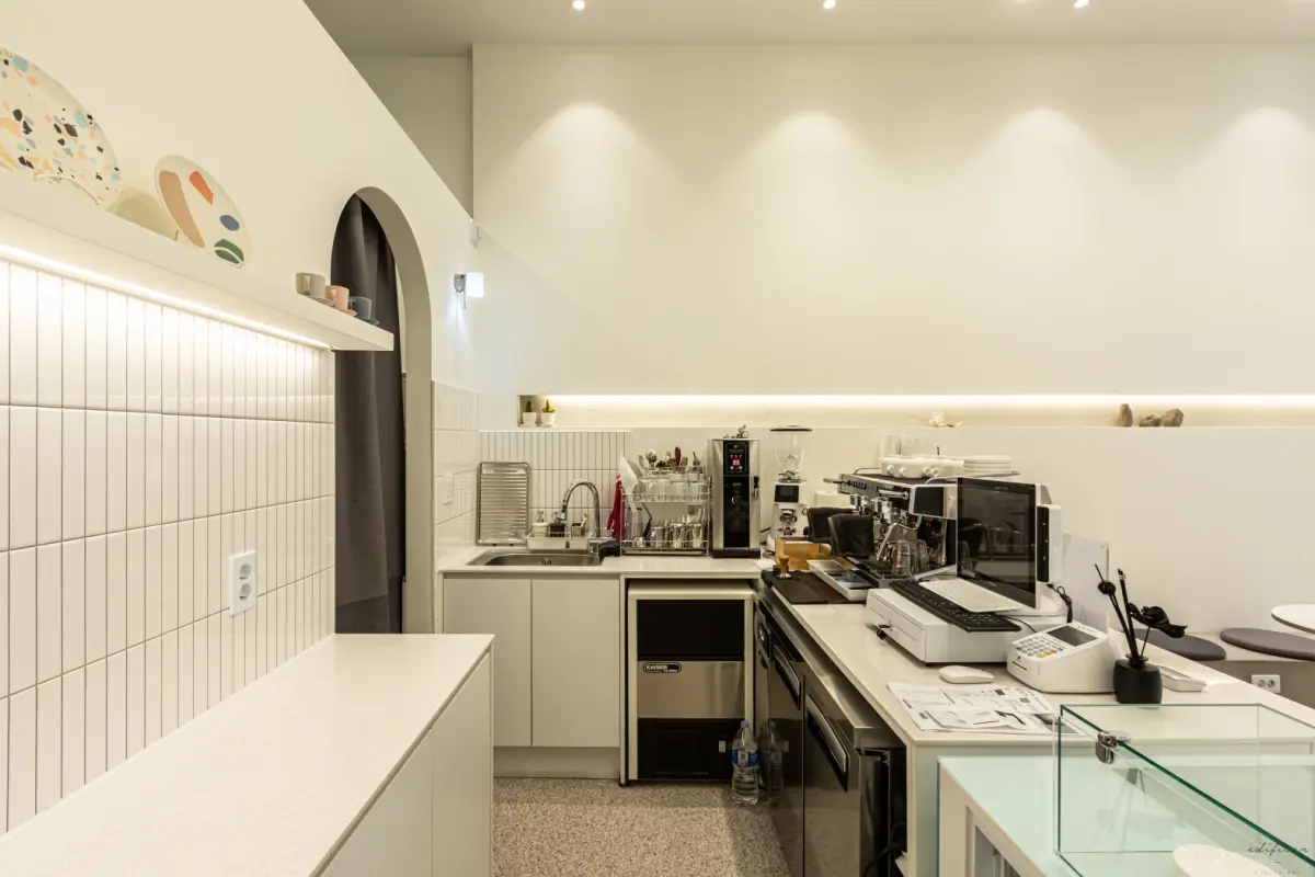 효율적인 동선의 화이트톤 카페 주방 공간